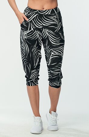 Pohodlné černé dámské 3/4 kalhoty s bílým vzorem 261