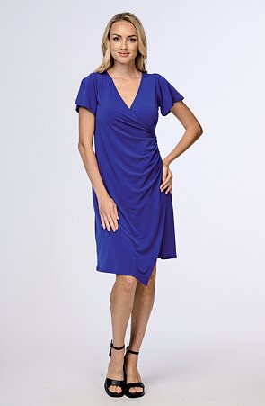 Kratší modré dámské šaty se zavinovacím efektem 7094