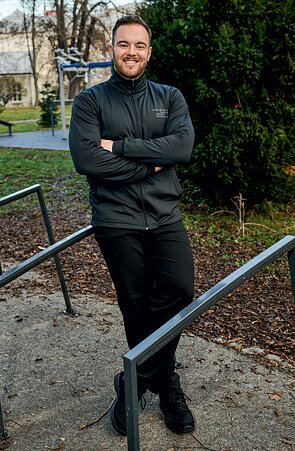 Černá sportovní pánská mikina s potiskem 497