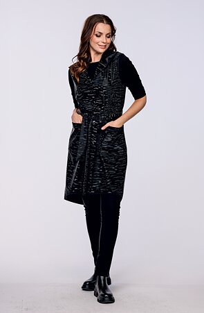 Volnější lesklá černá vzorovaná dámská vesta s kapucí 7643