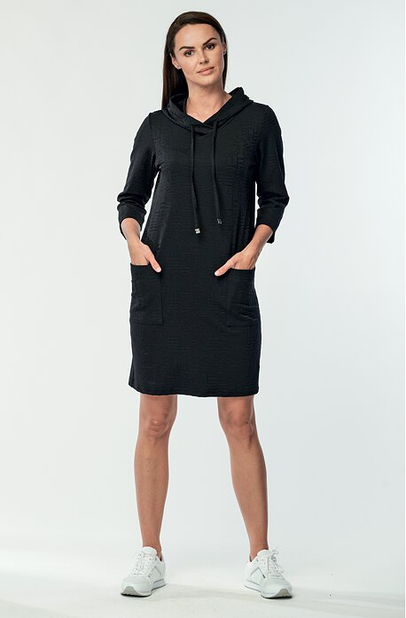 Volnější černé vzorované dámské šaty s kapsami a kapucí 7108