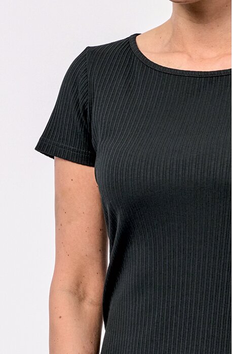 Přiléhavé černé šaty s krátkým rukávem 7207