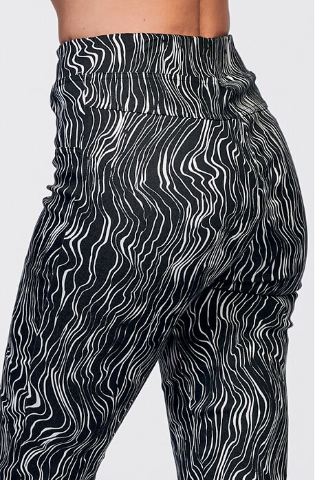 Úzke čierno-biele dámske nohavice s vlnami 823