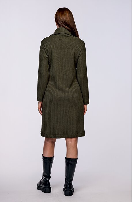 Delší žebrované khaki dámské šaty s rolákem 7179