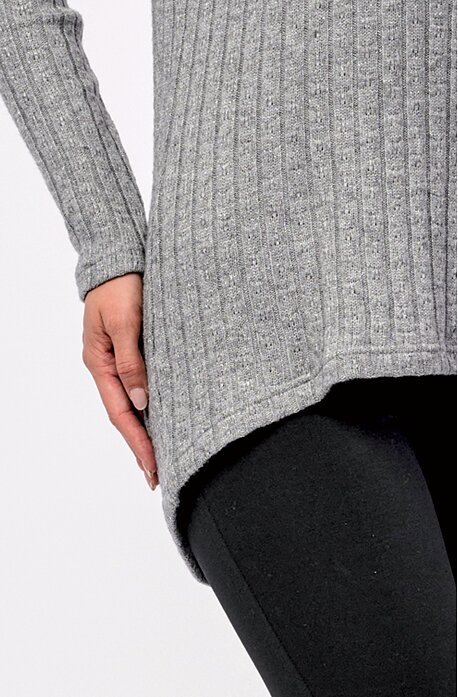 Volnější šedá dámská žebrovaná halenka s metalickou nitkou 7871