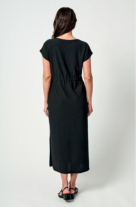 Delší volnější černé dámské šaty s gumou v pase 7293
