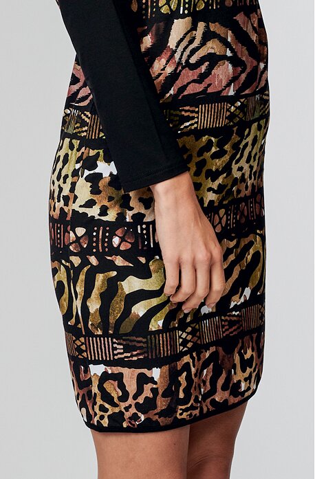 Přiléhavé černo béžové dámské šaty s velkým rolákem a dlouhými rukávy 7173