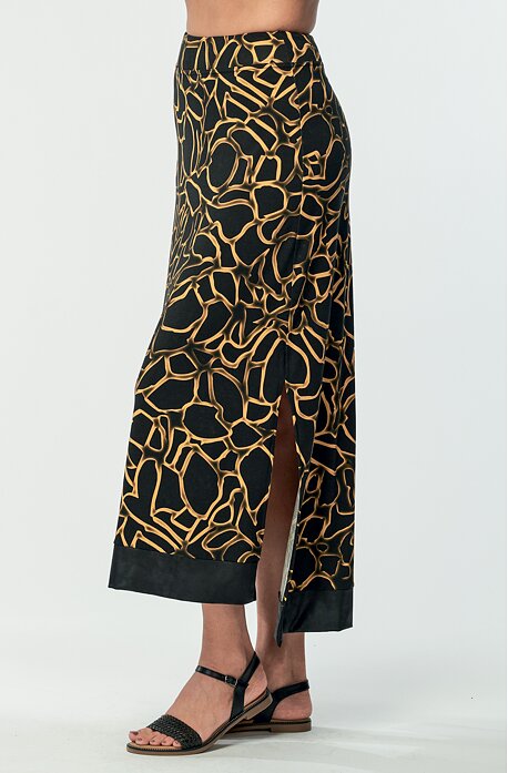 Dlouhá černá dámská sukně s rozparkem 125