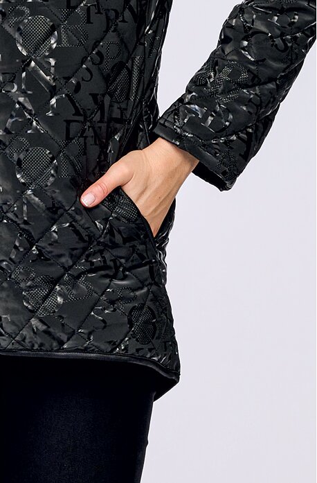 Kratší prošívaná  černá dámská bunda na zip s kapucí 7664