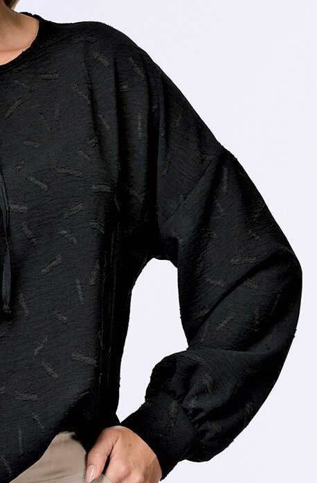 Volnější černá dámská halenka s dlouhými rukávy a vazačkou 7874