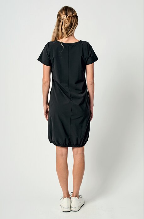 Funkční černé dámské šaty s kapsami 7271 sil