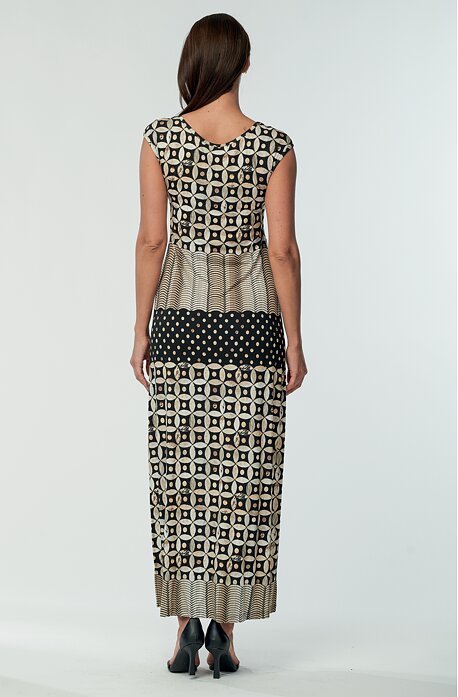 Dlouhé béžovočerné dámské šaty se vzory a s rozparkem 7029