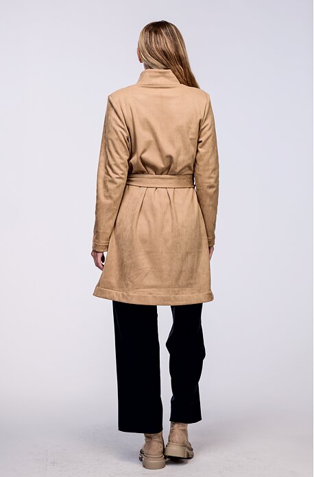 Delší béžový dámský kabát se stojatým límcem 7622