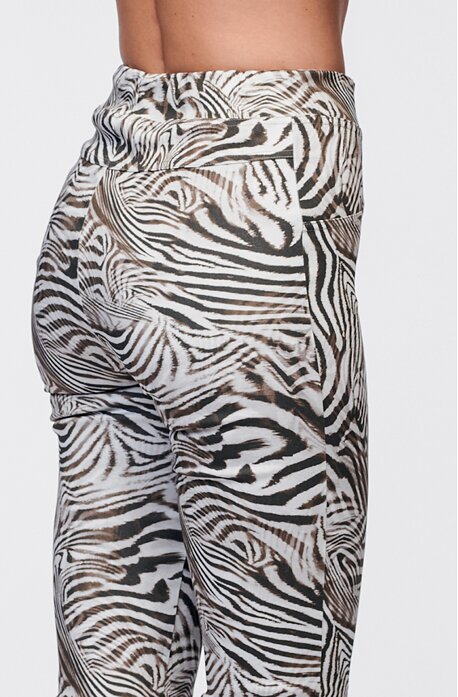 Elegantné biele a hnedé dámske 3/4 nohavice so zebrovaným vzorom bez vreciek 873