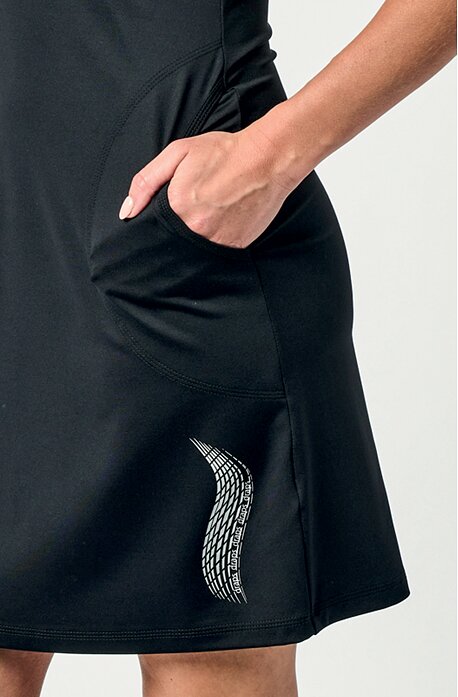 Přiléhavé funkční černé dámské šaty s kapsami a potiskem 7275 lom