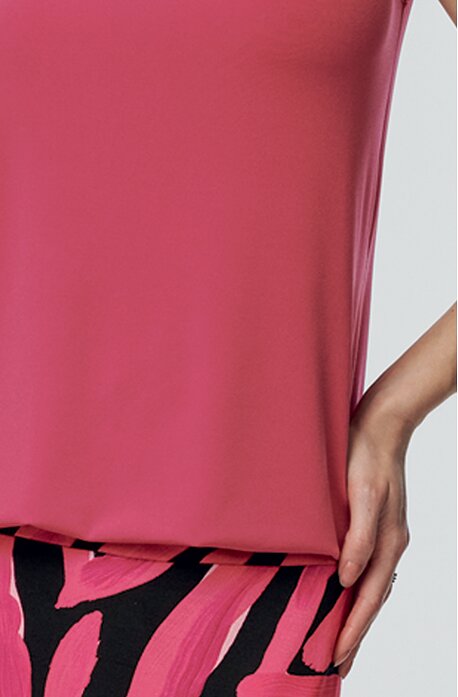 Volnější růžová dámská halenka s výstřihem do V a délkou do gumičky 7737