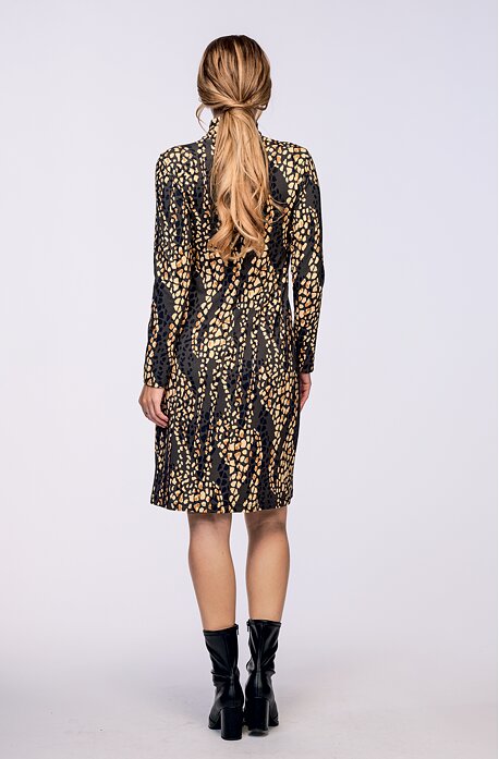 Kratší hnědo béžové dámské šaty se stojáčkem a dlouhými rukávy 7077