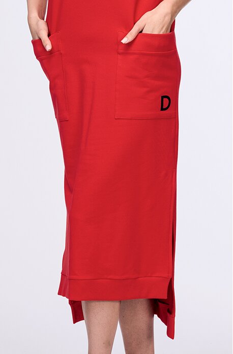 Červené dámské šaty v midi délce s kapucí a kapsami 7178