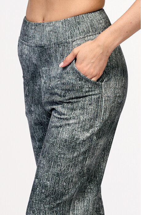 Volnější šedobílé dámské kalhoty s hlubším sedem a kapsami 316