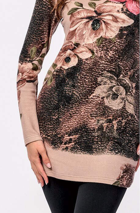 Kratšie hnedo-béžové dámske šaty s rolákom a dlhými rukávmi 7013