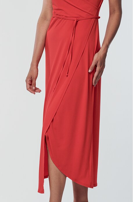Delší červené dámské šaty se zavinovacím efektem 7104