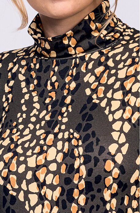 Kratší hnědo béžové dámské šaty se stojáčkem a dlouhými rukávy 7077