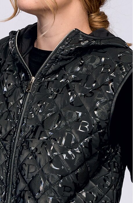 Dlhšia prešívaná čierna dámska vesta na zips s kapucňou 7656