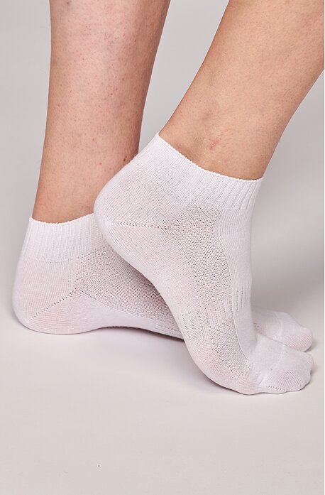 Elastická antibakteriální bílá kotníková ponožka P062