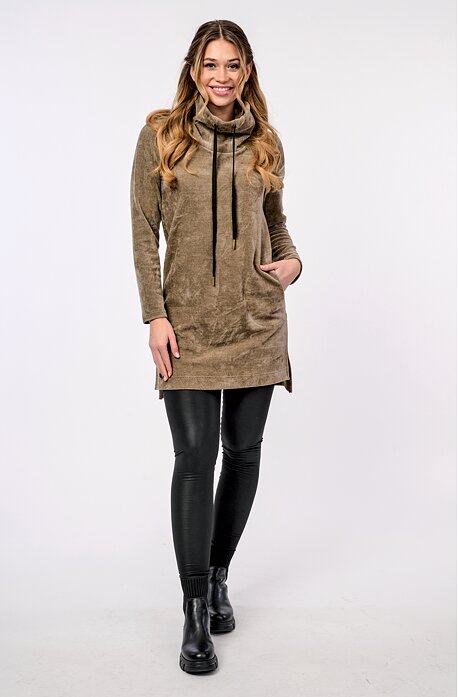 Kratšie svetlohnedé dámske šaty so stojatým golierom 7019