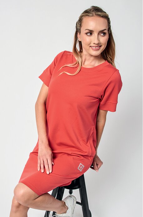 Teplákové cihlové dámské šaty s krátkými rukávy 7261