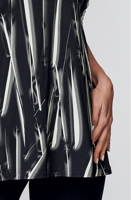 Volnější černá dámská halenka s výstřihem V a 3/4 rukávy 7719