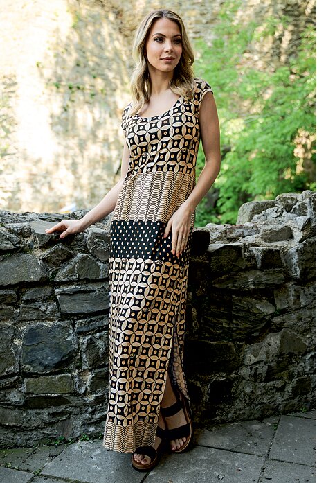 Dlouhé béžovočerné dámské šaty se vzory a s rozparkem 7029