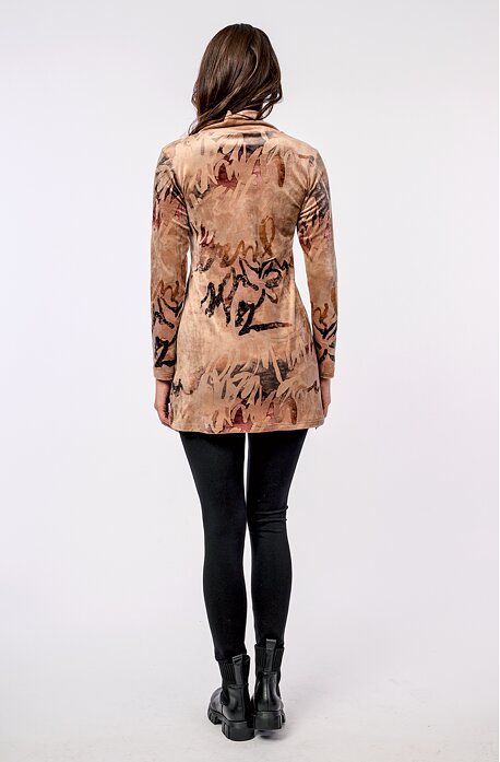 Kratší béžové sametové dámské šaty s rolákem 7013