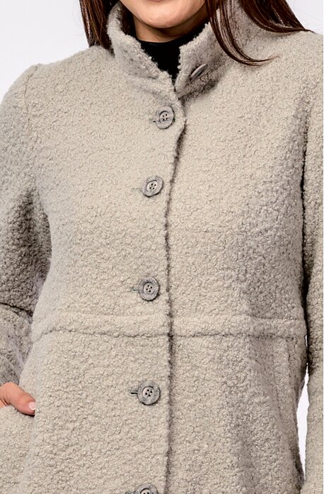 Šedobéžový dámský kabát z buklé se stojatým límcem 7665