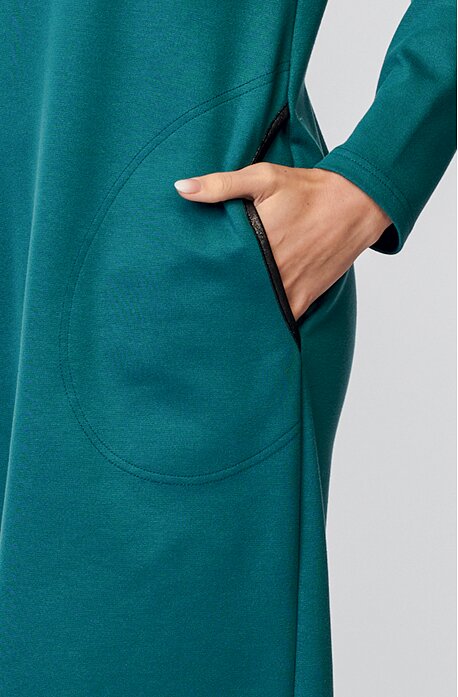 Delší smaragdové dámské šaty s kapsami a kontrastním rolákem 7193