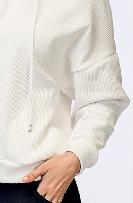 Volnější bílá dámská mikina s kapucí 614