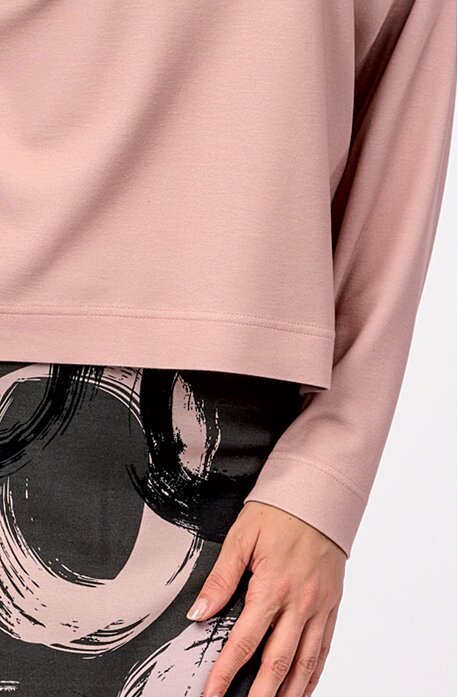 Volnější kratší růžová dámská halenka 7819