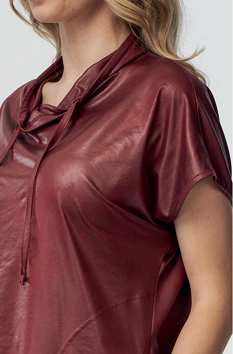 Volnější kimonová vínová dámská halenka s kapsami a stojáčkem 7724