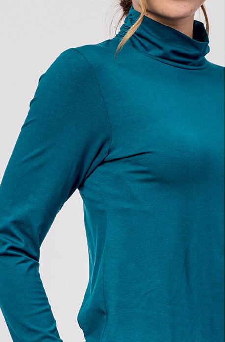 Volnější petrolejová dámská halenka s řaseným stojáčkem 7779