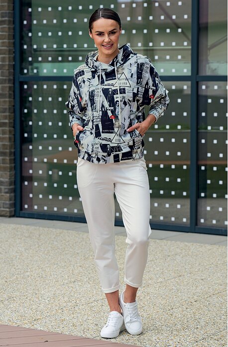 Dámské smetanové volnější kalhoty s hlubším sedem a klínovými kapsami 336