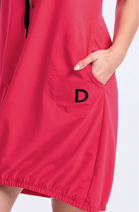 Funkční malinové dámské šaty s kapsami 7271